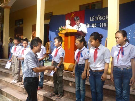 Nhà báo Bùi Ngọc Cải, Phó Tổng biên tập Báo Giáo dục Việt Nam trao tặng học bổng đến các em học sinh